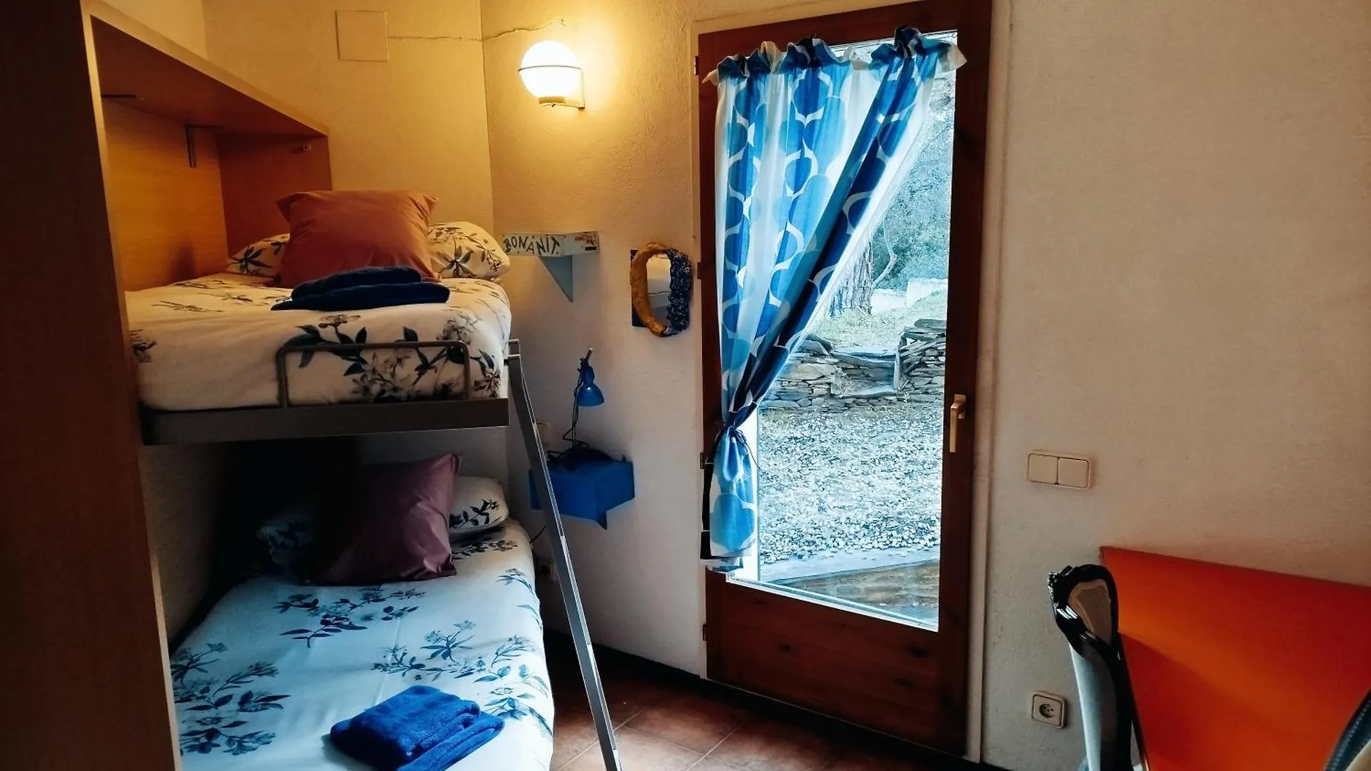 Casa Amb Encant I Una Amplia Sortida Al Jardi Cadaques Spain